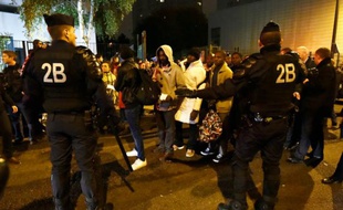 Des policiers évacuent des migrants installés dans une école parisienne, le 23 octobre 2015