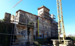 Le château de La Salvetat-Saint-Gilles, près de Toulouse, en plein chantier.