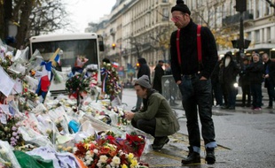 Jesse Hughes (D) et Julian Dorio, membres du groupe Eagles of Death Metal rendent hommage aux victimes des attaques du 13 novembre au Bataclan à Paris, le 8 décembre 2015