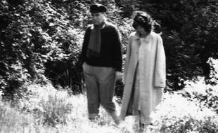 Francois Mitterrand avec sa maitresse Anne Pingeot se promenant dans la propriete de Francois de Grossouvre dans la Nievre en 1981.