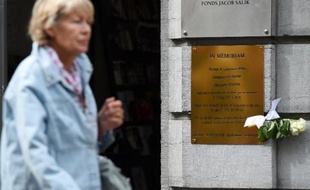Une plaque en hommage aux victimes de la fusillade du 24 mai 2014 devant le musée juif de Bruxelles