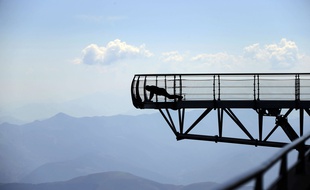 Sur la passerelle suspendue du Pic du Midi.