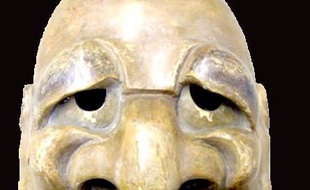 Le masque ressemblant à la figurine de Jacques Chirac des Guignols est visible au musée Georges Labit.