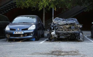Photo prise le 7 octobre 2015 montrant des voitures endommagées par les intempéries du week-end précédent à Cannes
