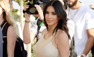 Kim Kardashian soutient son mari Kanye West lors de la diffusion du clip «Famous», le 24 juin 2016.