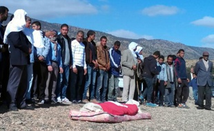 Des Tunisiens aux funérailles d'un berger de 16 ans assassiné deux jours plus tôt par des jihadistes, le 15 novembre 2015 à Jelma, dans le centre de la Tunisie