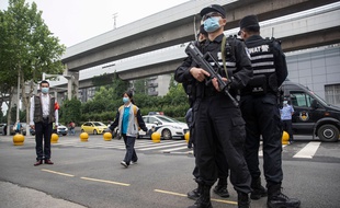 Des policiers devant un lycée de Wuhan, le 6 mai 2020.