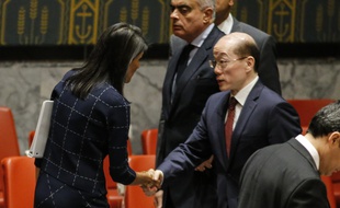 L'ambassadrice des Etats-Unis à l'ONU Nikki Haley et l'ambassadeur chinois Liu Jieyi à New York, le 11 septembre 2017.