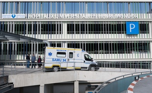 L'hôpital Henri-Mondor de Créteil a été étrangement illuminé mardi soir.