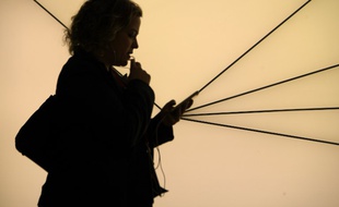 Une femme au téléphone (image d'illustration).