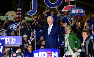 Joe Biden jubile devant ses supporters à Los Angeles, le 3 mars 2020.
