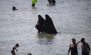 Marseille, le 27 juillet 2020. Deux femmes se baignent en burqa dans la mer Méditerranée.