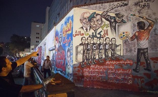 Les caricatures de l'actuel président Mohamed Morsi sur un mur non loin de la place Tahrir, au Caire, le 25 septembre 2012.