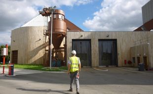 La centrale de cogénération biomasse exploitée par Dalkia fournit une partie du chauffage et de l'électricité de Rennes grâce au bois.