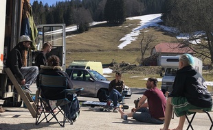 Lamoura (Jura), le 23 mars 2020. Des saisonniers habitant en camping-car se retrouvent coincés au pied des pistes de ski en raison du confinement.