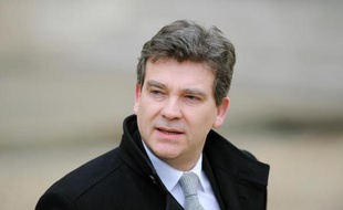 Le directeur des ressources humaines de PSA a démenti vendredi "catégoriquement les chiffres et les informations avancées" auprès du ministre du Redressement productif Arnaud Montebourg par "des militants Lutte Ouvrière" de l'usine d'Aulnay-sous-Bois concernant le reclassement des salariés.