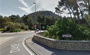 L'homme se promenait le long de la route Aubagne-Carnoux.