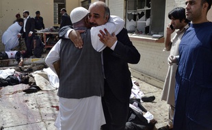 Des habitants devant l'hôpital de Quetta, au Pakistan, où une bombe a explosé le 8 août 2016 faisant au moins 40 morts.