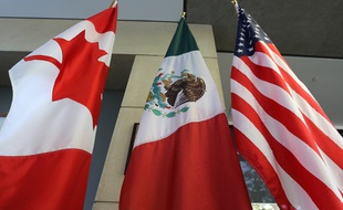 Les drapeaux canadien, mexicain et américain côte à côte (image d'illustration).