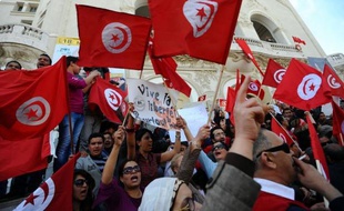 Des milliers de Tunisiens se sont rassemblés mardi avenue Bourguiba à Tunis pour fêter l'anniversaire de l'indépendance et "défendre la démocratie" contre les esprits "rétrogrades", dans un contexte tendu par le débat sur l'identité et la place de la religion.