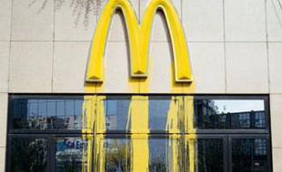 Une enseigne McDonald's transformée par l'artiste Zevs en 2005 à Paris (illustration).