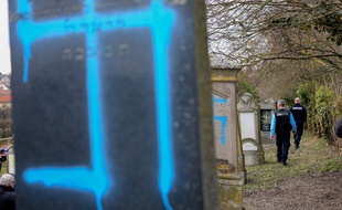 Des inscriptions nazies ont été apposées dans un cimetière en Alsace, à Quatzenheim, le 19 février 2019.