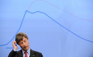 La Commission européenne attend du gouvernement grec qu'il "respecte les engagements qu'il a pris" dans le cadre du plan de sauvetage du pays, a déclaré lundi une de ses porte-parole, au lendemain des élections législatives en Grèce.
