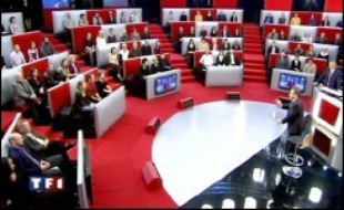 Alternant explications précises et formules choc de campagne - "L'Etat est trop endetté et les Français pas assez" - le ministre-candidat a illustré pas à pas son programme, lors de l'émission "J'ai une question à vous poser".