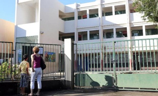 Un lycéen de 15 ans a été poignardé au thorax mardi par un autre élève dans un lycée professionnel de La Réunion, mais ses jours ne sont pas en danger, a annoncé le rectorat de l'île.