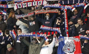 Paris St-Germain's supporters cheer their team against Racing Strasbourg in their French soccer League one match at the Parc des Princes stadium in Paris April 2, 2008. REUTERS/Charles Platiau (FRANCE)