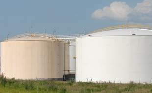 Illustration d'une raffinerie de pétrole.