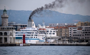 Un ferry dans le port de Marseille (été 2019).