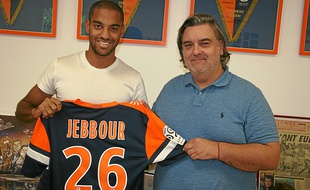 Le nouveau défenseur du MHSC pose aux côtés de Laurent Nicollin.