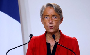 (FILES) In this file photo taken on November 12, 2020 French Labour Minister Elisabeth Borne speaks during a press conference at the French Health Ministry in Paris. - Borne, who is at hospital after being infected with the Covid-19, is getting better, the ministry announced on March 22, 2021. (Photo by Ludovic MARIN / various sources / AFP)