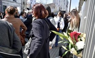 Des centaines de personnes se recueillent devant le centre de "Protection de l'enfance" le 23 mars 2015 après la mort d'un éducateur