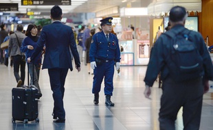 Un policier à Tokyo, au Japon, le 20 avril 2014.
