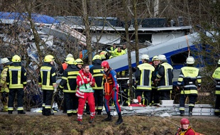 Les secours s'activent sur le lieu de l'accident, près de Bad Aibling, dans le sud de l'Allemagne.