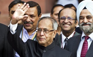 Pranab Mukherjee, ancien ministre des Finances et candidat du parti du Congrès, au pouvoir, a remporté dimanche l'élection présidentielle en Inde, s'assurant plus de la moitié des votes du collège électoral, selon l'agence Press Trust of India (PTI).