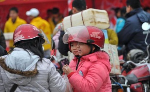 Le vrombissement des motos se répercute en écho sur les bords de cette route de montagne du sud de la Chine: la grande transhumance a débuté pour le Nouvel An lunaire et des Chinois tentent d'échapper au rush en couvrant d'énormes distances sur leur deux-roues.