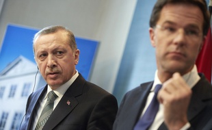 Recep Tayyip Erdogan et le Premier ministre néerlandais Mark Rutte, à La Haye aux Pays-Bas, en 2013.