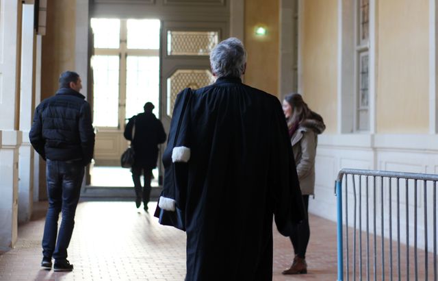 Une femme battue abandonnée par son avocat parce que l'audience est trop tardive 640x410_illustration-avocat-marchant-couloirs-cour-assises-ille-vilaine-parlement-bretagne-rennes
