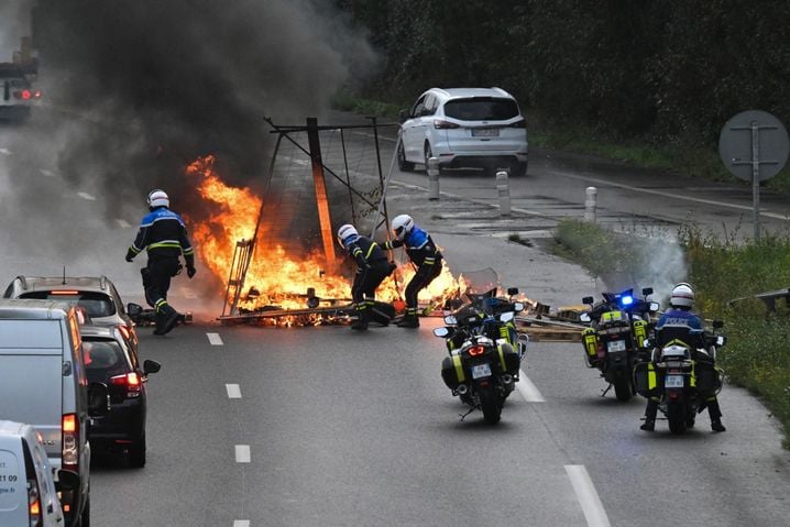 Des barricades ont été érigées sur la rocade par des manifestants mobilisés dans le cadre de la journée "Bloquons tout" à Rennes. 