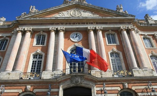 Façade de l'hôtel de ville de Toulouse. Illustrat Drapeau europeen, occitan et francais.
