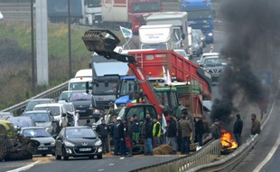 Des éleveurs bretons bloquent l'accès au Mans le 21 janvier 2016