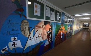 Strasbourg le 9 mars 2016. Une fresque historique réalisée par onze détenus de la maison d'arrêt de Strasbourg Elsau, avec la collaboration de la plasticienne Babette Reziciner.