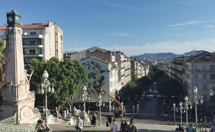 La fresque se situe au pied des escaliers Saint-Charles à Marseille, au dessus de L'Ecomotive Café