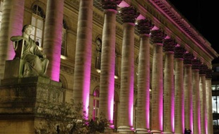 Le palais Brongniart, ancien siège de la Bourse de Paris, illuminé pour une soirée privée, le 4 février 2014