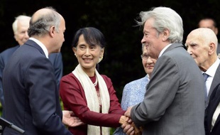L'ancien président Nicolas Sarkozy a rencontré jeudi matin l'opposante birmane Aung San Suu Kyi, avec laquelle il a pris son petit déjeuner dans un grand hôtel parisien.