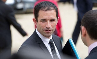 Le ministre délégué chargé de l'Economie sociale et solidaire, Benoît Hamon a annoncé jeudi qu'il comptait faire inscrire dans une loi le droit préférentiel de reprise d'une entreprise par ses salariés, lors de la visite d'une scope, le Groupe Chèque Déjeuner.