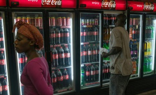 Des Sud-Africains devant des distributeurs de soda dans la localité de Zandspruit, près de Johannesburg, le 15 mars 2016